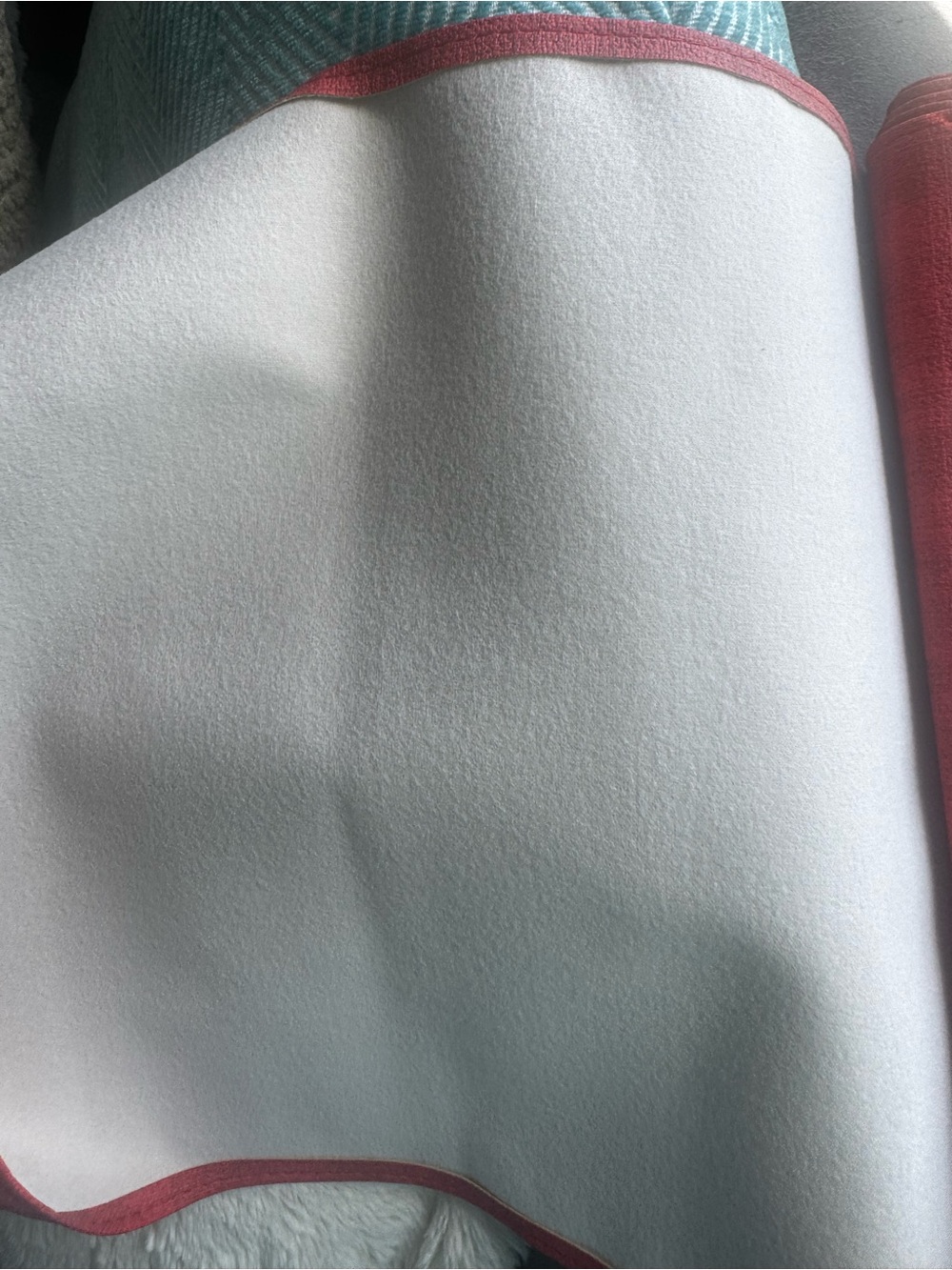 Red Table Runner wipeable - Picture 4 of 6